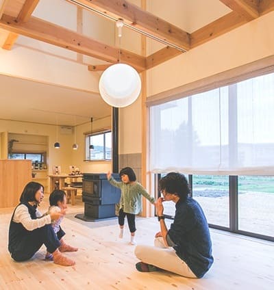 伊那谷エリアの気候・風土を熟知する暮らしの専門家。移住サポートや別荘建築において、その高い専門性が活かされます。